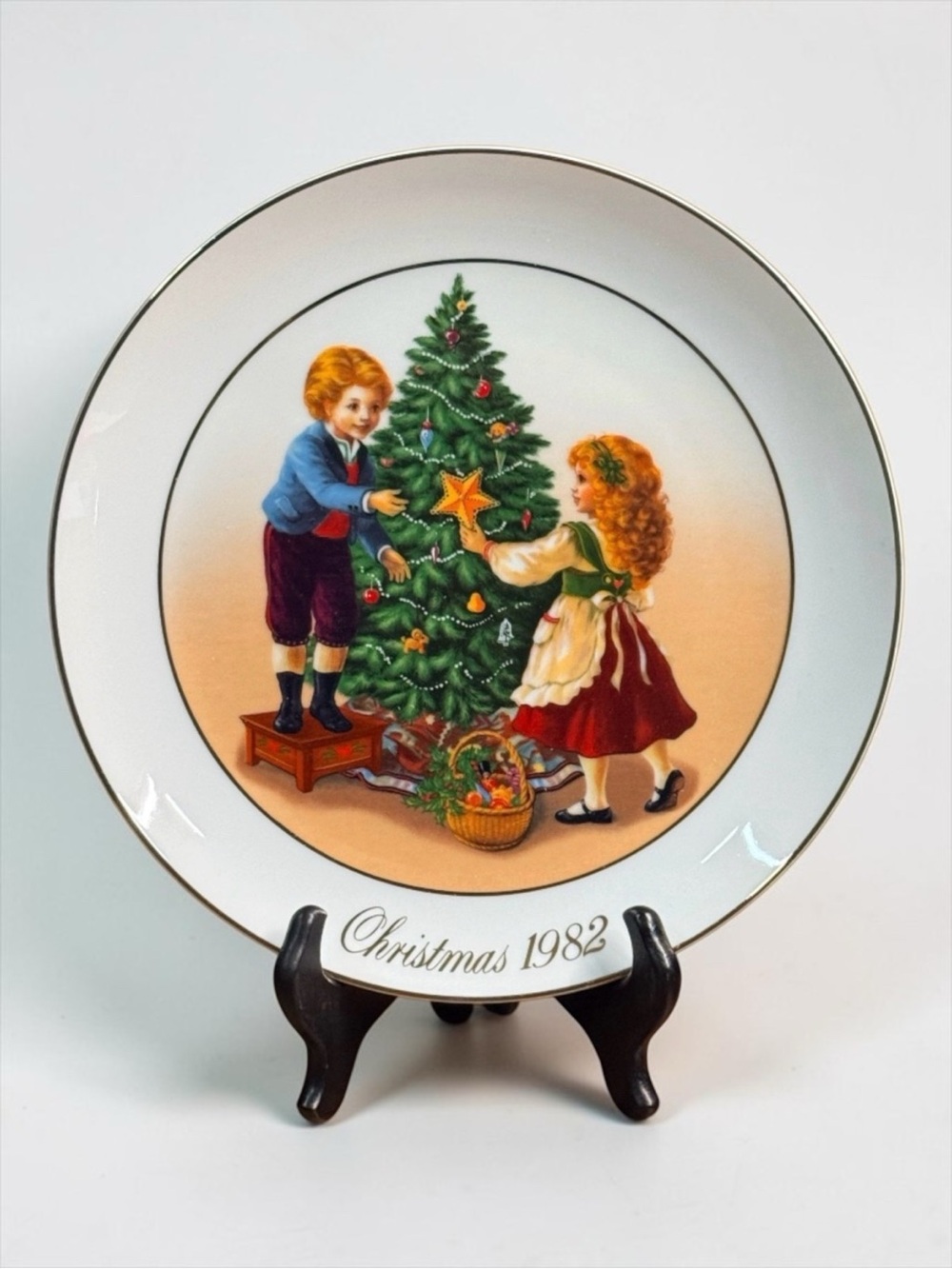 1982 AVON “Keeping the Christmas Tradition” Collector Plate w/22K Gold Trim